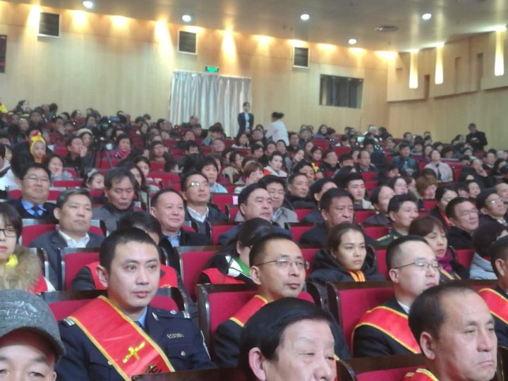 2-趙振元同志與袁三軍市委書記、市人大主任李明楨、市政協(xié)主席談得勝、駐鞏義部隊首長等一起觀看晚會.jpg