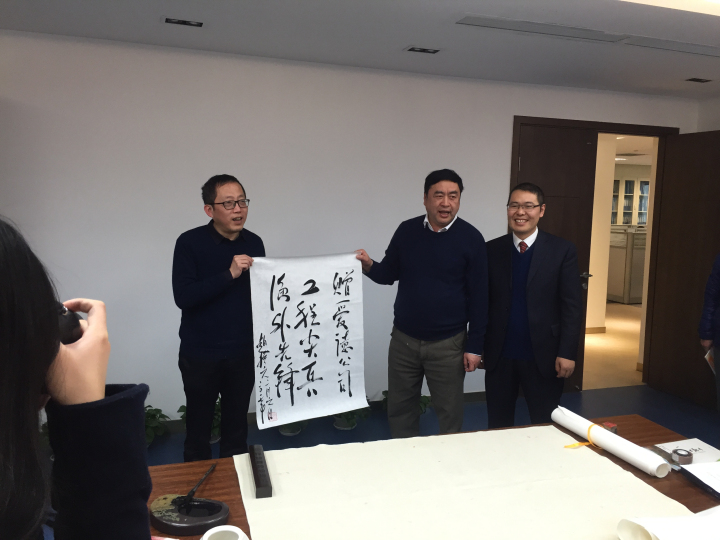 5-趙振元同志與愛德公司總經(jīng)理鄒克，首席顧問(wèn)崔永祥親切合影.jpg