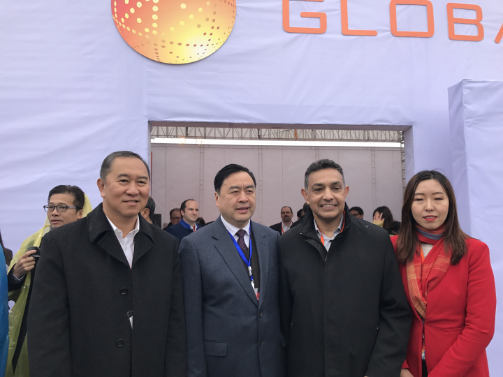 3-趙振元與格羅方德全球首席執(zhí)行官桑杰.賈（右二）、副總裁洪啟財（左一）等親切合影.jpg