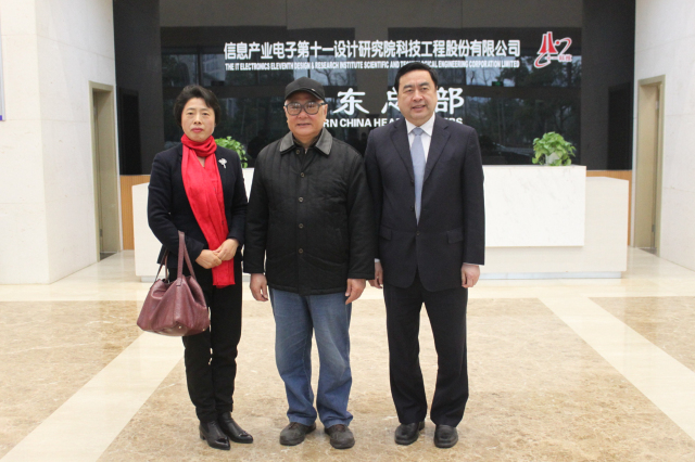 7-趙振元董事長(zhǎng)與無(wú)錫新能源商會(huì)徐慧絹會(huì)長(zhǎng)、原無(wú)錫市政協(xié)主席貢培興親切合影.jpg