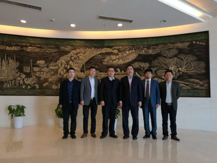 9-趙振元、周安舉、賀奎田、郭明偉與與中天集團(tuán)總裁薛馳、中天科技新能源產(chǎn)業(yè)鏈總經(jīng)理曹紅彬親切合影.jpg