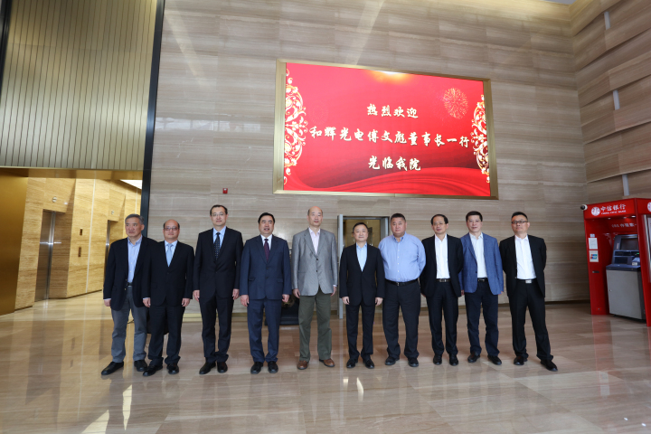 2-趙振元董事長(zhǎng)、白焰高級(jí)副院長(zhǎng)與傅文彪董事長(zhǎng)、卞家駿總裁一行親切合影.jpg
