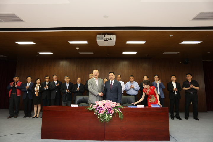 11-簽約成功，趙振元董事長(zhǎng)與傅文彪董事長(zhǎng)親切握手.jpg
