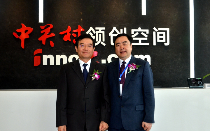 22-趙振元同志與成都市政協(xié)副主席、黨組副書記郝康理親切合影.jpg